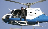 Hugh Jackman saluda desde un helicóptero antes de lanzarse